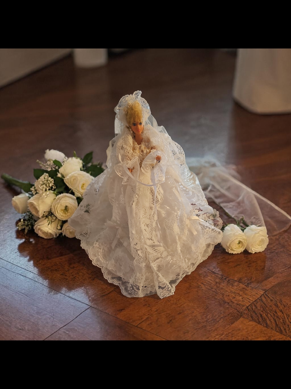 Mattel vintage Barbie Doll in White Lace Wedding Gown - Picture 2 of 10